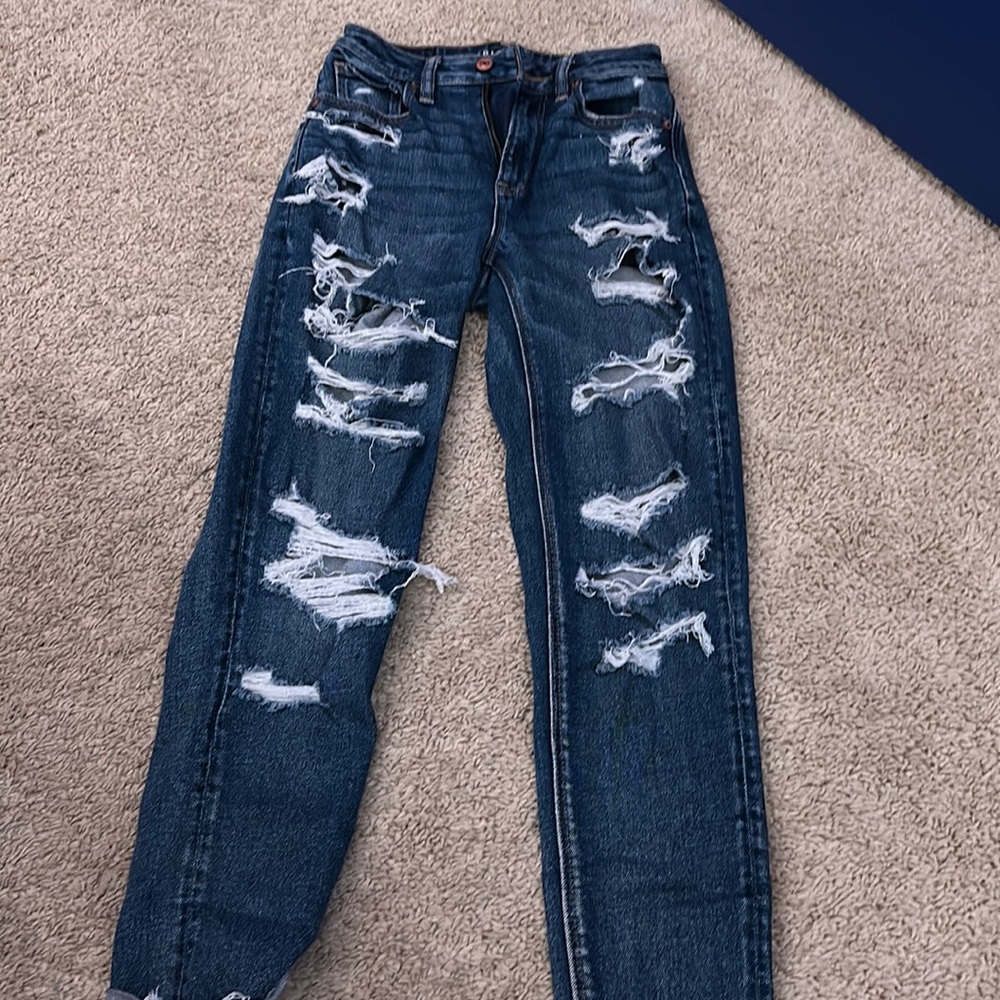 Women’s American Eagle ripped denim jeans.